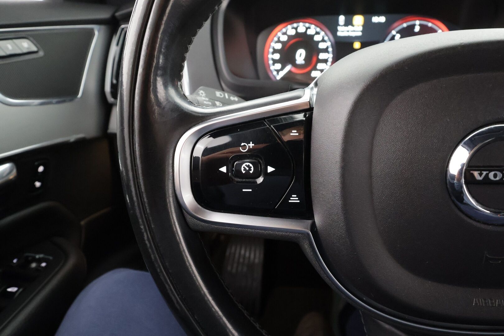 Volvo XC90 2017 D5 AWD Inscription aut * Webasto / Koukku / ACC / Full-LED / 360° / Sporttinahat Muistilla / Navi / Kaistavahti * - Kahdet renkaat 