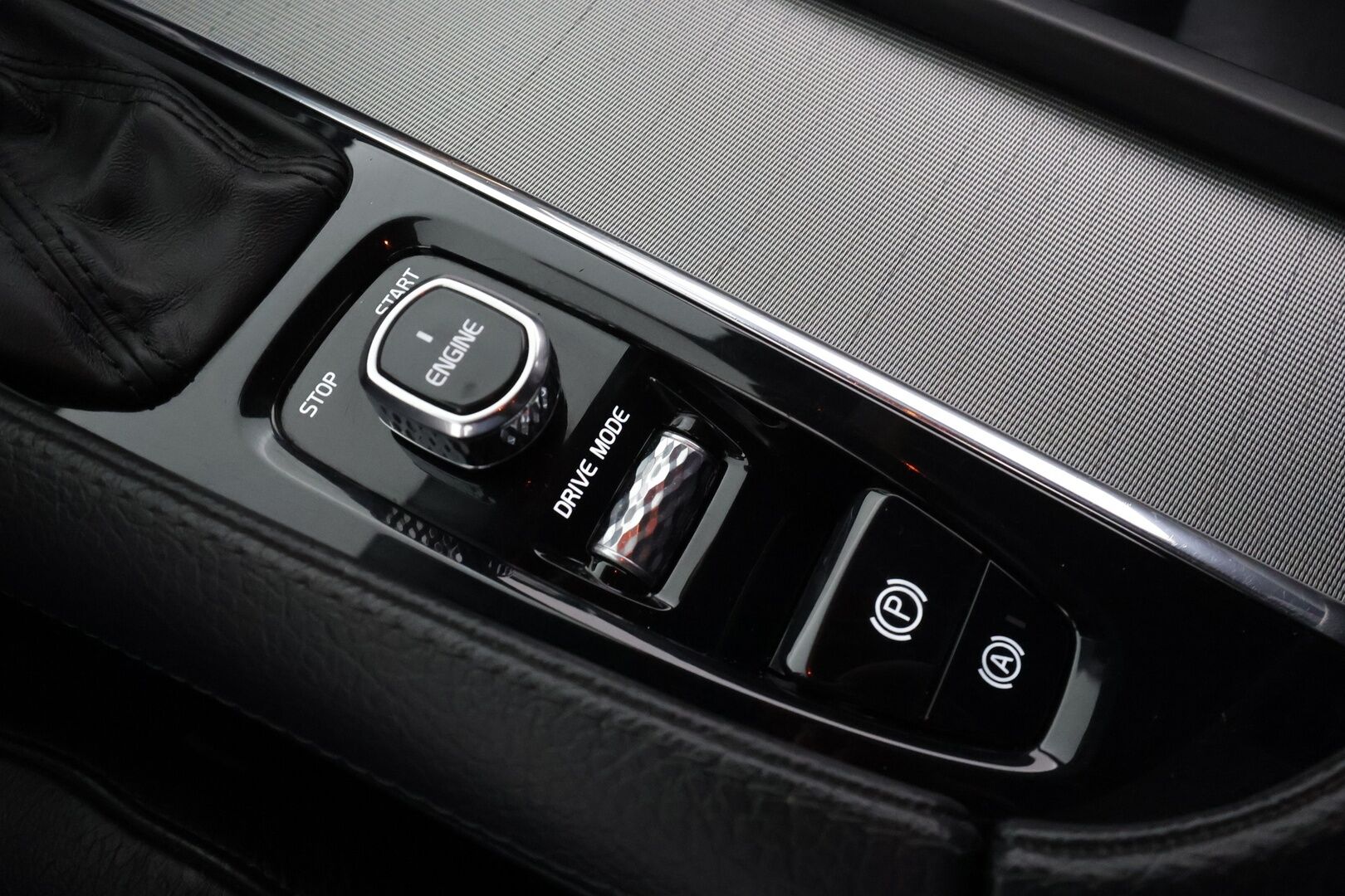 Volvo XC90 2017 D5 AWD Inscription aut * Webasto / Koukku / ACC / Full-LED / 360° / Sporttinahat Muistilla / Navi / Kaistavahti * - Kahdet renkaat 