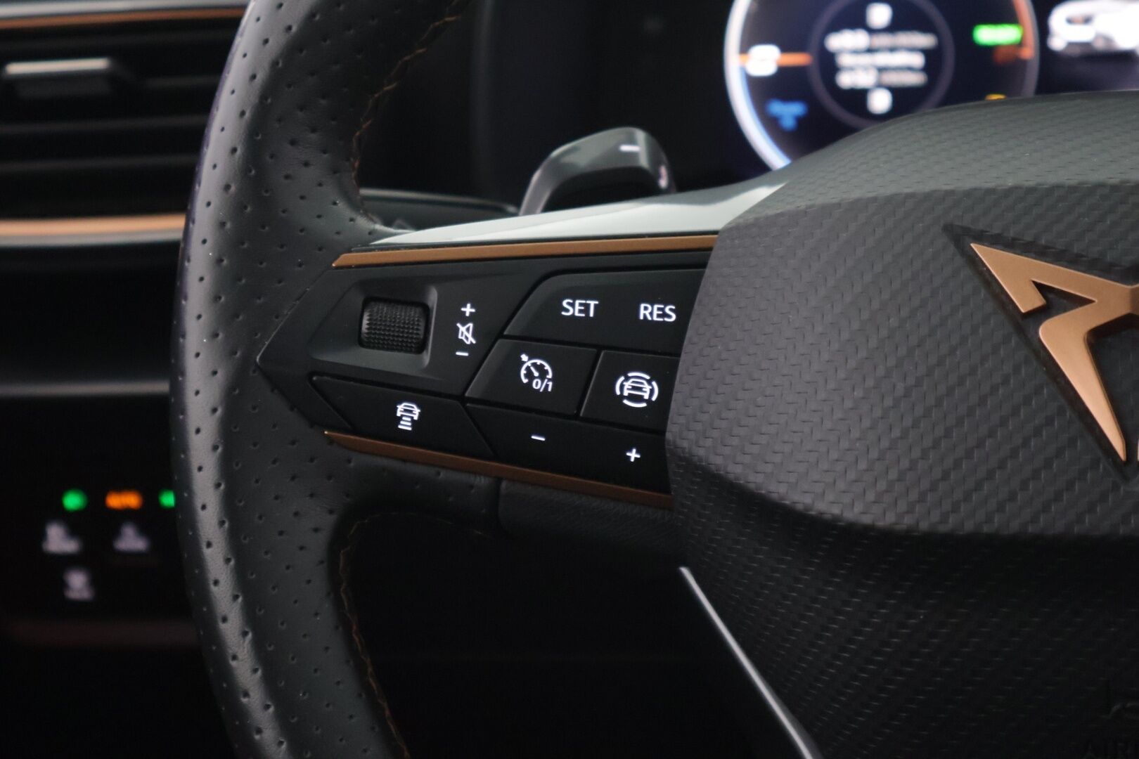 Cupra Formentor 2021 1.4 PHEV 150 kW e-HYBRID DSG *Esilämmitys / Adapt. Vakkari / Tutkat / Sporttipenkit / Ratinlämmitin / Apple&Android* - 2x Latauskaapelit / 2x Aluvanteet ja Renkaat / Edulliset kustannukset / Järkipäätös