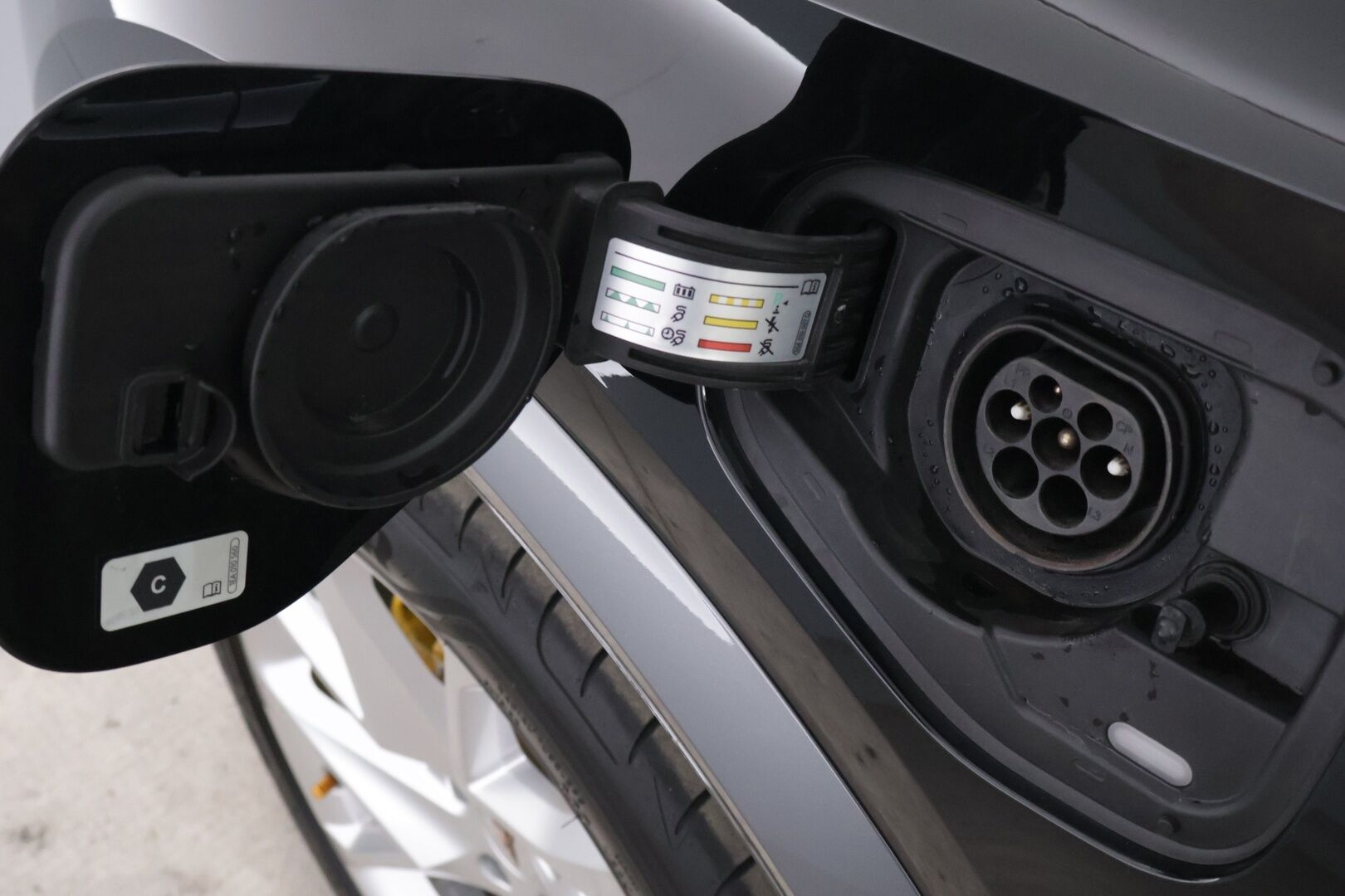 Cupra Formentor 2021 1.4 PHEV 150 kW e-HYBRID DSG *Esilämmitys / Adapt. Vakkari / Tutkat / Sporttipenkit / Ratinlämmitin / Apple&Android* - 2x Latauskaapelit / 2x Aluvanteet ja Renkaat / Edulliset kustannukset / Järkipäätös