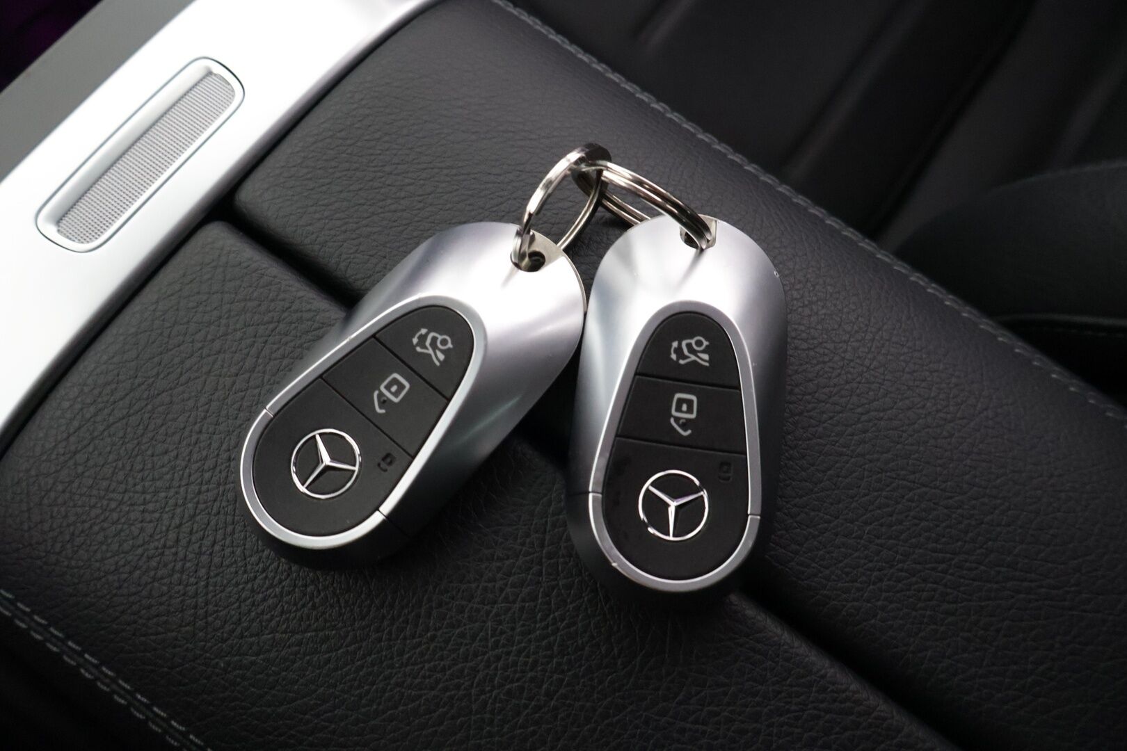 Mercedes-Benz C 2023 300 e 4MATIC A Business - 2,99 % KORKOTARJOUS TÄHÄN AUTOON - Distronic Plus / Burmester / 360° / Ilmastoidut & Hierovat Sporttinahat Muisteilla / Koukku / Ohjausavustin / KeylessGo / Esilämmitys / Teipattu!