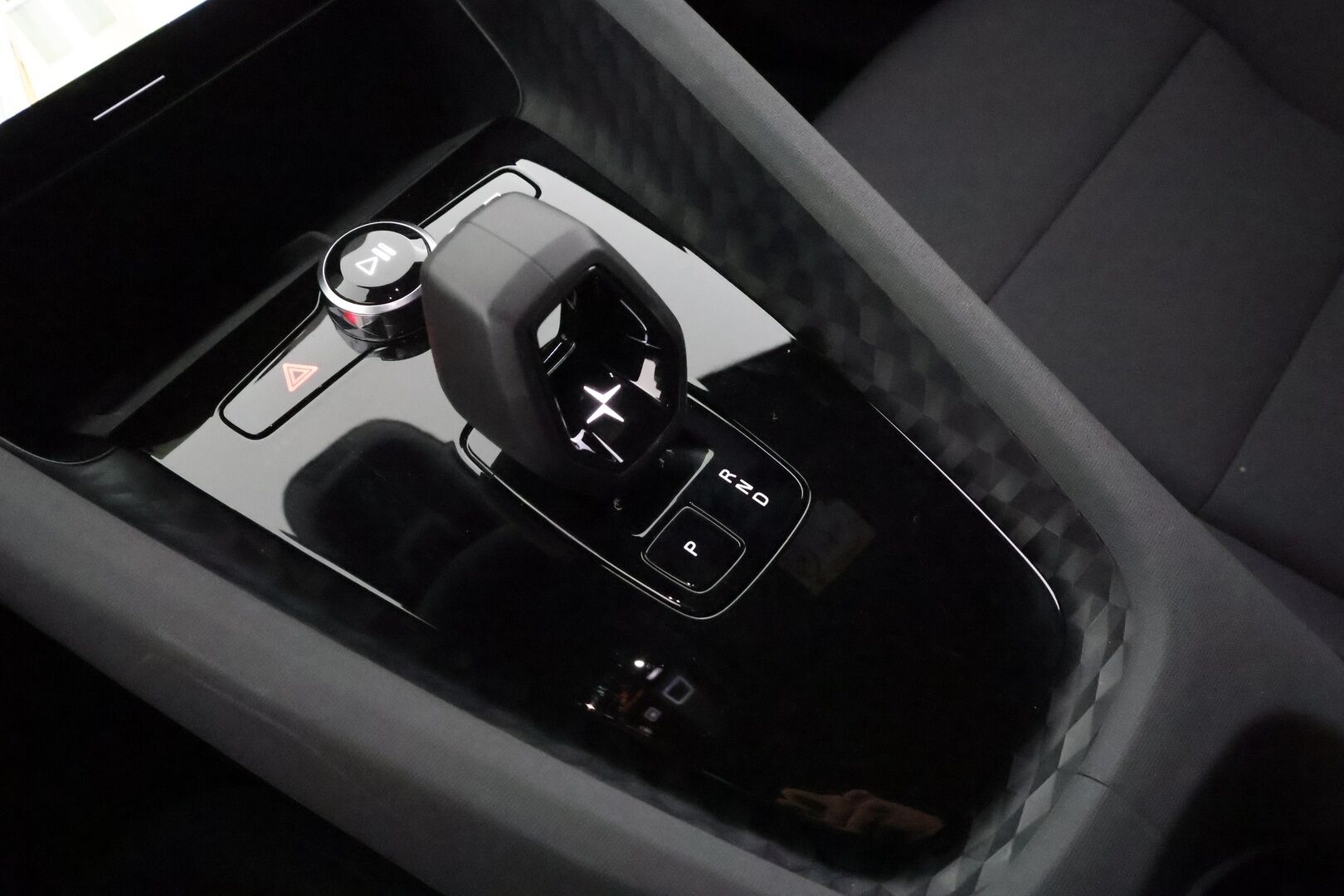 Polestar 2 2024 Standard Range Single Motor, 200kW, 69kWh * Vakkari / ILP / 360-Kamera / Muistipenkki / High performance äänentoisto * - Kahdet Renkaat / Merkkihuollettu