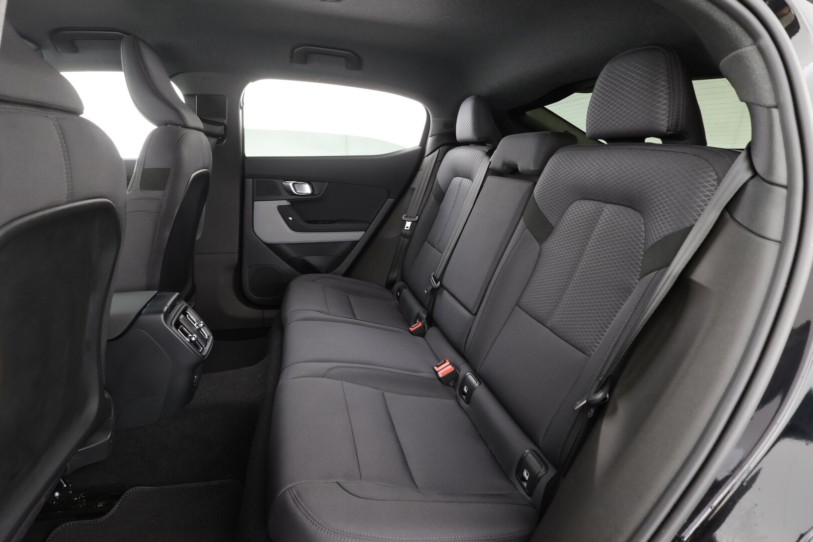 Polestar 2 2024 Standard Range Single Motor, 200kW, 69kWh * Vakkari / ILP / 360-Kamera / Muistipenkki / High performance äänentoisto * - Kahdet Renkaat / Merkkihuollettu