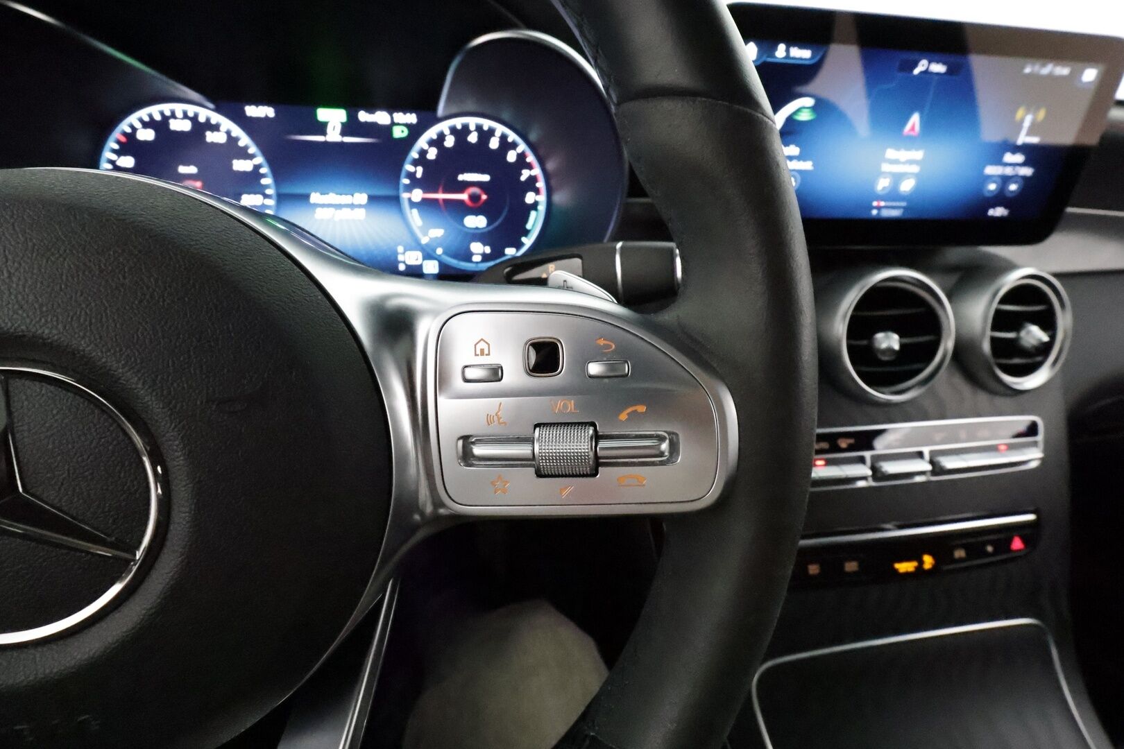 Mercedes-Benz GLC 2022 300e 4Matic A AMG **Panorama / Adapt.Vakkari / LED-High Performance / 360° / Koukku / Sporttipenkit / Navi / Keyless** - 3,99 % KORKOTARJOUS TÄHÄN AUTOON - 2x Latauskaapelit / Kahdet Renkaat