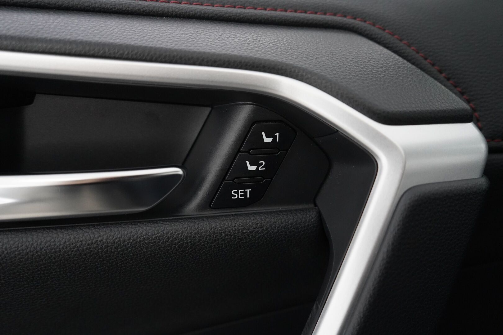 Toyota RAV4 Plug-in 2021 Hybrid 2,5 AWD-i Premium / ACC / Ilmastoidut muistipenkit / JBL / HUD / Kamera / Koukku / Panorama / Ratinlämmitin / Blis - 3,99 % KORKOTARJOUS TÄHÄN AUTOON 31.8. ASTI! - Viimeisin huolto Toyotalla 02/25 55tkm! / Kahdet alumiinivanteet hyvillä renkailla / Todella näyttävä yksilö! 