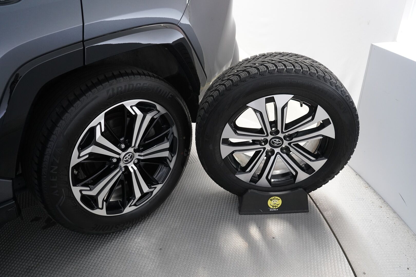 Toyota RAV4 Plug-in 2021 Hybrid 2,5 AWD-i Premium / ACC / Ilmastoidut muistipenkit / JBL / HUD / Kamera / Koukku / Panorama / Ratinlämmitin / Blis - 3,99 % KORKOTARJOUS TÄHÄN AUTOON 31.8. ASTI! - Viimeisin huolto Toyotalla 02/25 55tkm! / Kahdet alumiinivanteet hyvillä renkailla / Todella näyttävä yksilö! 
