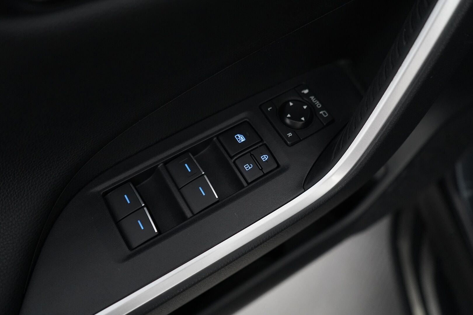 Toyota RAV4 Plug-in 2021 Hybrid 2,5 AWD-i Premium / ACC / Ilmastoidut muistipenkit / JBL / HUD / Kamera / Koukku / Panorama / Ratinlämmitin / Blis - 3,99 % KORKOTARJOUS TÄHÄN AUTOON 31.8. ASTI! - Viimeisin huolto Toyotalla 02/25 55tkm! / Kahdet alumiinivanteet hyvillä renkailla / Todella näyttävä yksilö! 