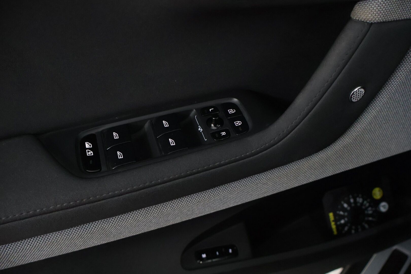Polestar 2 2021 Launch Edition, 300kW, 78kWh *Pilot & Plus paketti / Lasikatto / H&K äänentoisto / ILP / Vetokoukku* - *Merkkiliikkeen huoltohistoria / Sähkösäätöiset etuistuimet: Kuljettajan muistilla / Navigointi / 2x Renkaat & Vanteet*