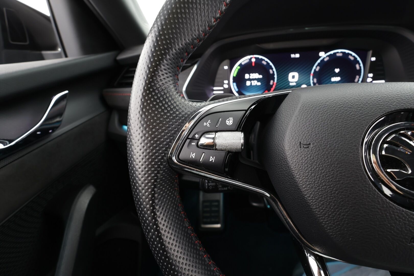 Skoda Octavia 2021 1.4TSI PHEV RS iV DSG * ACC / Webasto / Canton / Matrix-LED / P.Kamera / Hierovat Sportpenkit Muistilla / Navi * - 2x Latauskaapelit / Kahdet renkaat / Akku kuntotarkastettu!