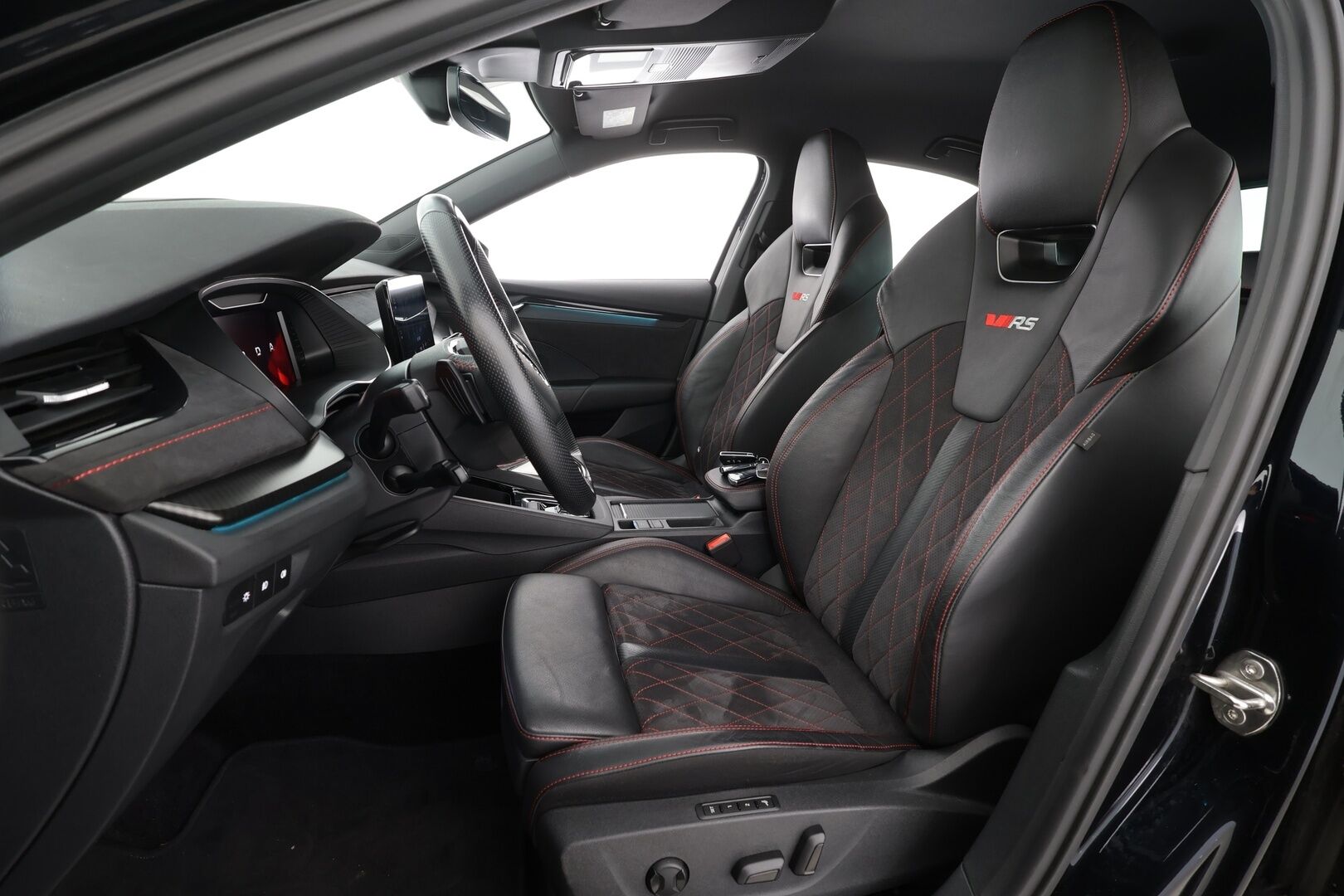 Skoda Octavia 2021 1.4TSI PHEV RS iV DSG * ACC / Webasto / Canton / Matrix-LED / P.Kamera / Hierovat Sportpenkit Muistilla / Navi * - 2x Latauskaapelit / Kahdet renkaat / Akku kuntotarkastettu!