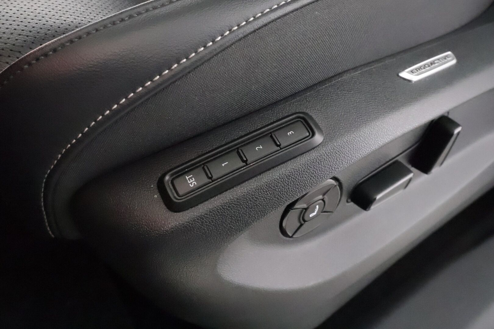 Volkswagen Tiguan 2024 Elegance Business eHybrid 150 kW DSG-automaatti - | Hierovat&Ilmastoidut Sporttinahat Muistilla | H&K | ACC | Matrix-LED | 360 | HUD | Kaistavahti | Digimittaristo | Keyless | 1-om Suomi-auto | 2x Latauskaapelit | Kahdet renkaat | Merkkihuollot |