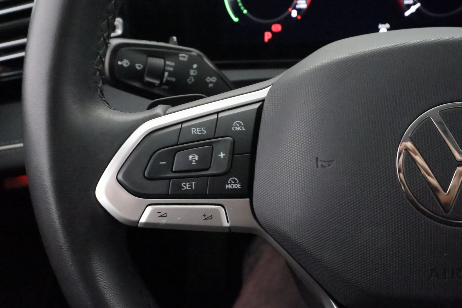 Volkswagen Tiguan 2024 Elegance Business eHybrid 150 kW DSG-automaatti - | Hierovat&Ilmastoidut Sporttinahat Muistilla | H&K | ACC | Matrix-LED | 360 | HUD | Kaistavahti | Digimittaristo | Keyless | 1-om Suomi-auto | 2x Latauskaapelit | Kahdet renkaat | Merkkihuollot |