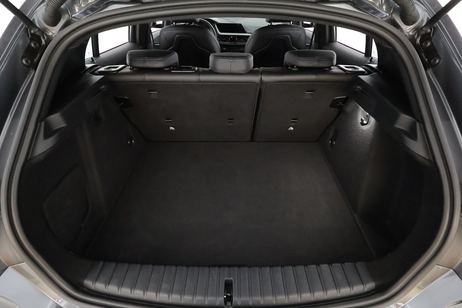 BMW 118 2021 F40 Hatchback 118i A Business M Sport * Vakkari / P.tutkat / Hifi / Digimittaristo / Sporttipenkit / LED * - Kahdet renkaat aluvanteilla - HULLUT BLACKWEEK JATKOT - KORKOTARJOUS 2,49%