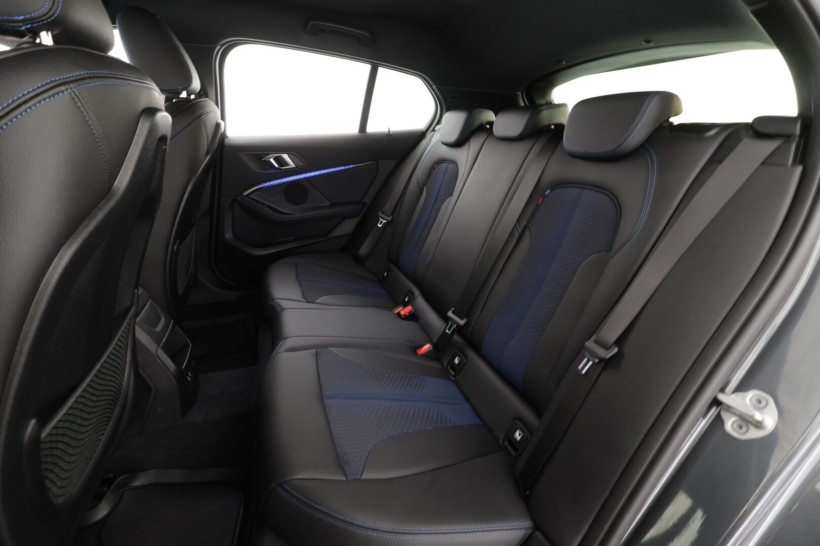 BMW 118 2021 F40 Hatchback 118i A Business M Sport * Vakkari / P.tutkat / Hifi / Digimittaristo / Sporttipenkit / LED * - Kahdet renkaat aluvanteilla - HULLUT BLACKWEEK JATKOT - KORKOTARJOUS 2,49%