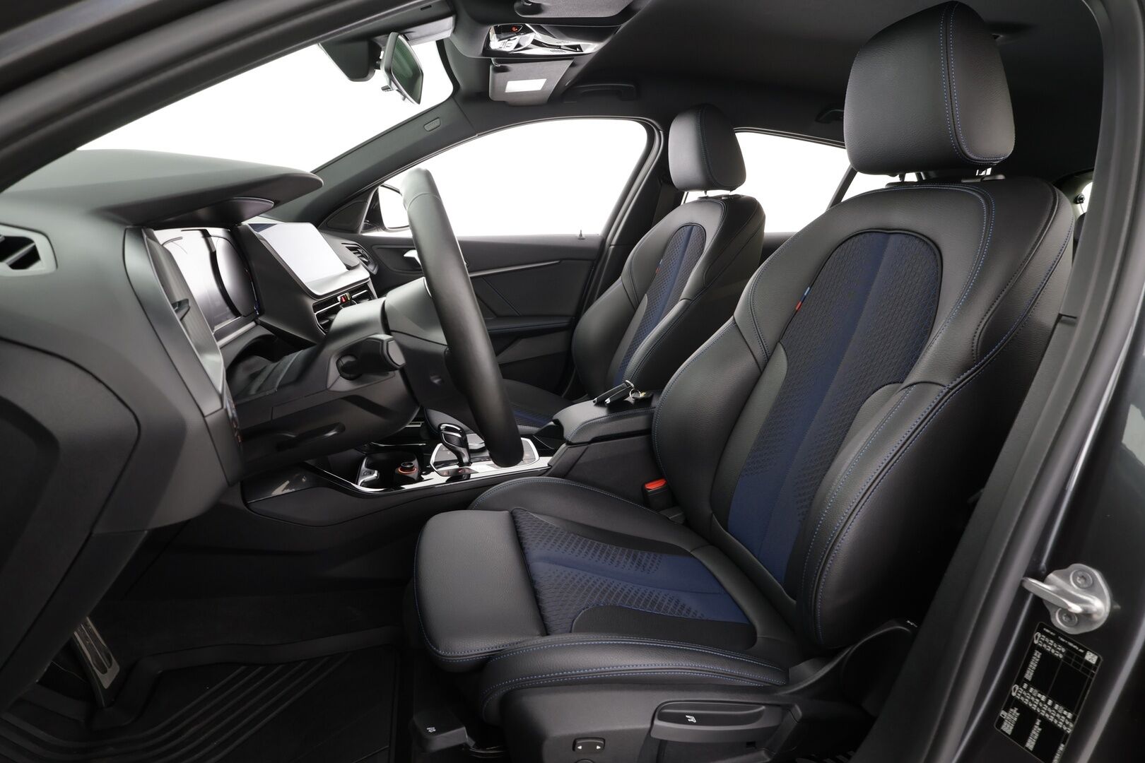 BMW 118 2021 F40 Hatchback 118i A Business M Sport * Vakkari / P.tutkat / Hifi / Digimittaristo / Sporttipenkit / LED * - Kahdet renkaat aluvanteilla - HULLUT BLACKWEEK JATKOT - KORKOTARJOUS 2,49%