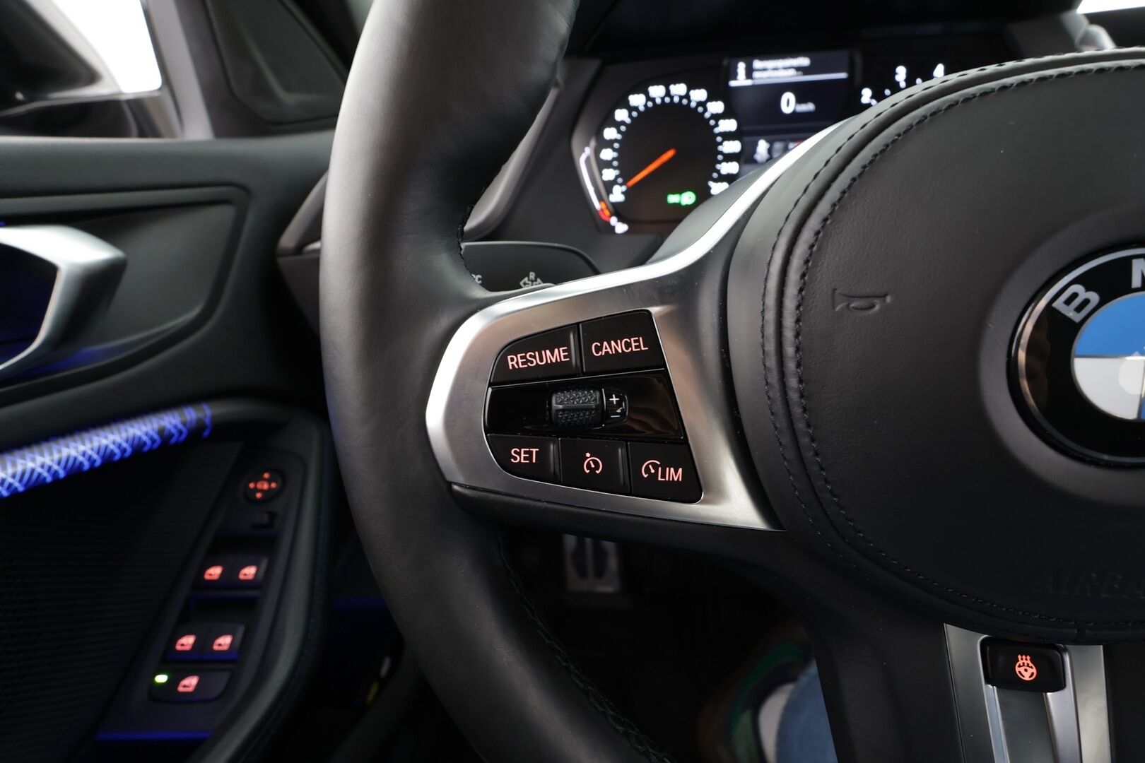 BMW 118 2021 F40 Hatchback 118i A Business M Sport * Vakkari / P.tutkat / Hifi / Digimittaristo / Sporttipenkit / LED * - Kahdet renkaat aluvanteilla - HULLUT BLACKWEEK JATKOT - KORKOTARJOUS 2,49%