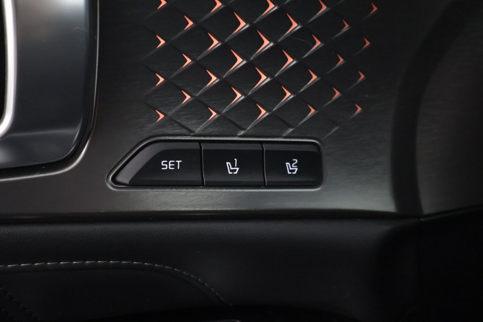 Kia Sorento 2021 1,6 T-GDI Hybrid AWD Business Luxury AT 5P *ACC / Koukku / Bose / P.Kamera / Keyless / Nahat / LED / Navi * - Hyvin pidetty / Juuri huollettu - HULLUT AVAJAISHULINAT KORKOTARJOUS 3,29 %