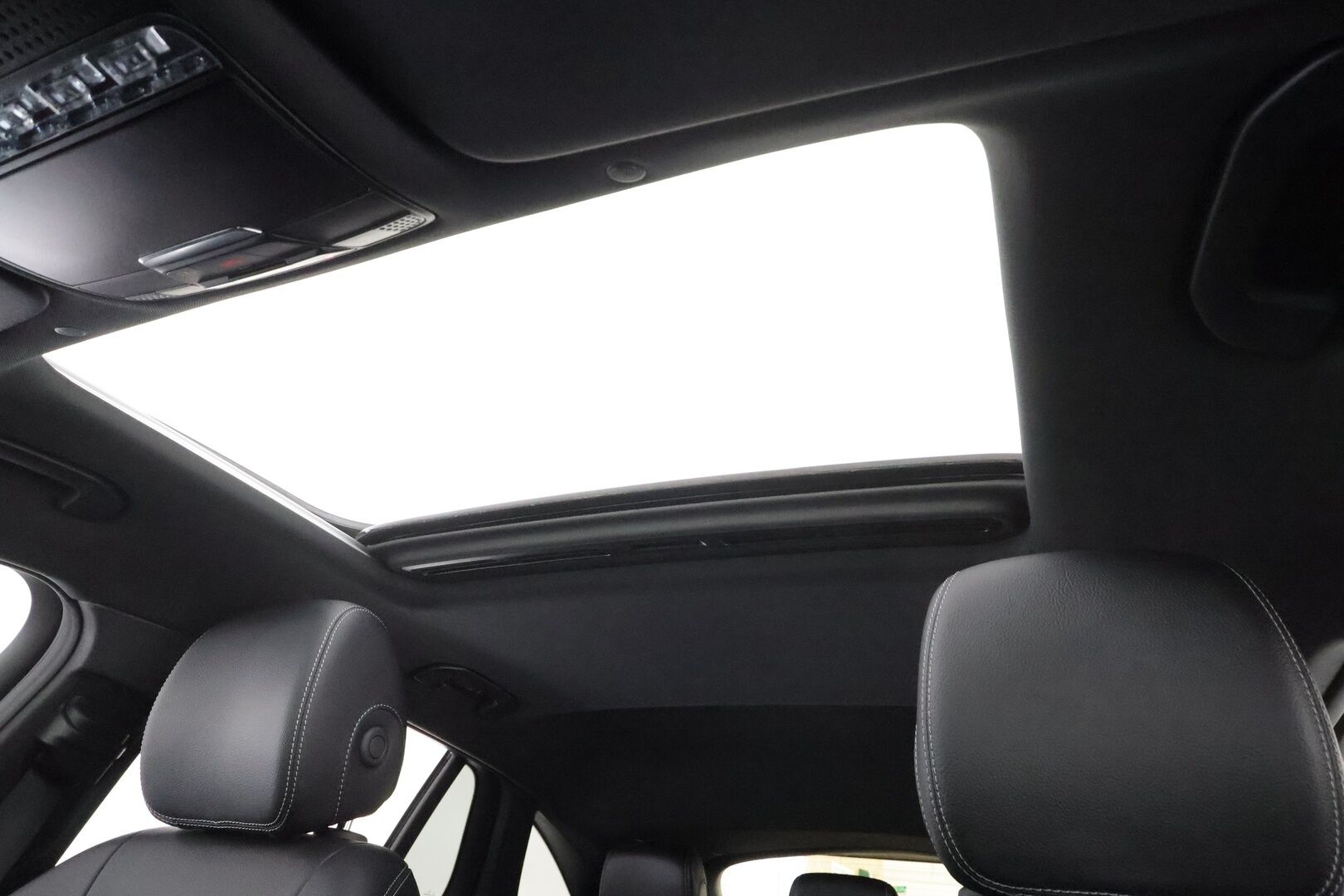 Mercedes-Benz EQC 2023 400 4MATIC Business AMG * Distronic+ / HUD / 360° / Muistipenkit / Multibeam / Midline / Lasikattoluukku / Widescreen * - Kahdet renkaat aluvanteilla