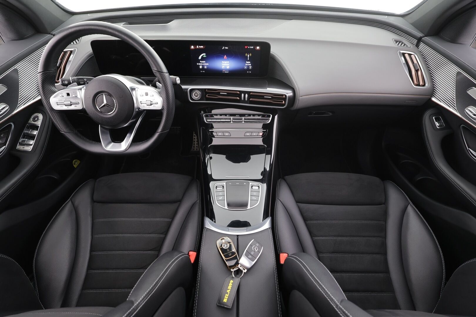Mercedes-Benz EQC 2023 400 4MATIC Business AMG * Distronic+ / HUD / 360° / Muistipenkit / Multibeam / Midline / Lasikattoluukku / Widescreen * - Kahdet renkaat aluvanteilla