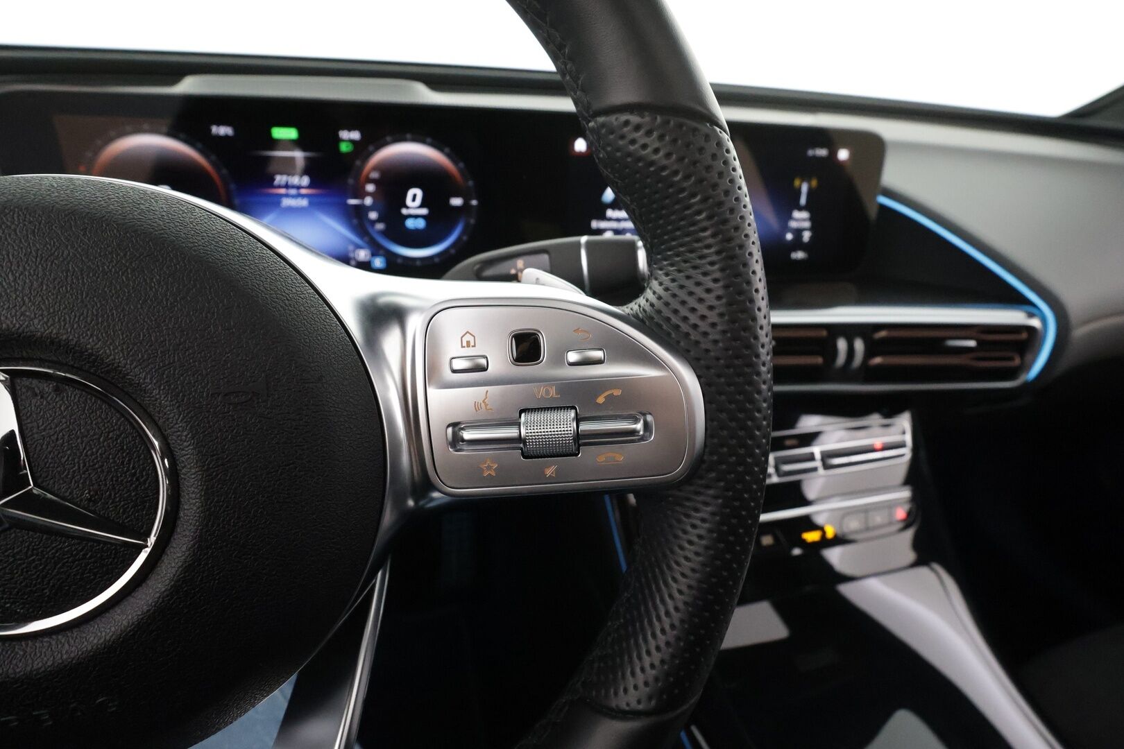 Mercedes-Benz EQC 2023 400 4MATIC Business AMG * Distronic+ / HUD / 360° / Muistipenkit / Multibeam / Midline / Lasikattoluukku / Widescreen * - Kahdet renkaat aluvanteilla