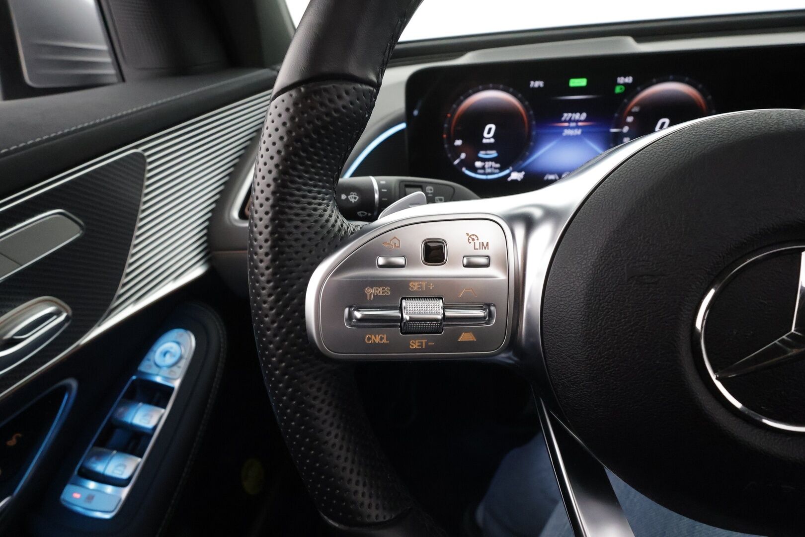 Mercedes-Benz EQC 2023 400 4MATIC Business AMG * Distronic+ / HUD / 360° / Muistipenkit / Multibeam / Midline / Lasikattoluukku / Widescreen * - Kahdet renkaat aluvanteilla