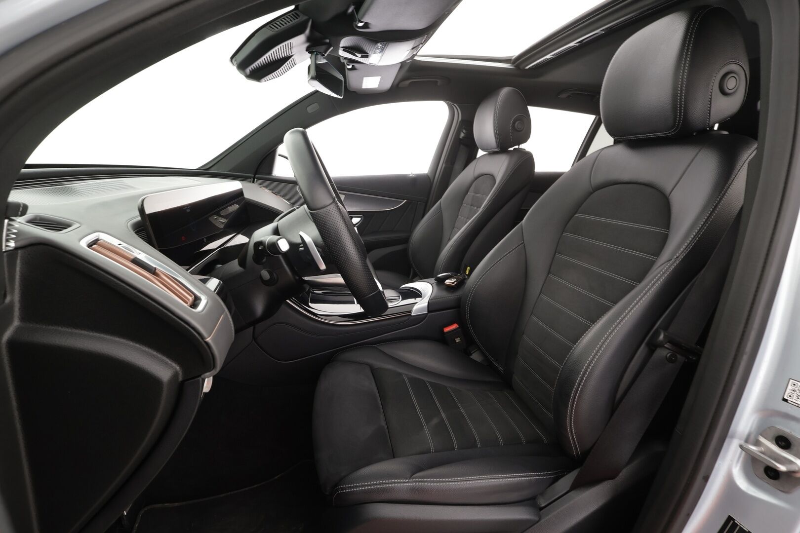 Mercedes-Benz EQC 2023 400 4MATIC Business AMG * Distronic+ / HUD / 360° / Muistipenkit / Multibeam / Midline / Lasikattoluukku / Widescreen * - Kahdet renkaat aluvanteilla