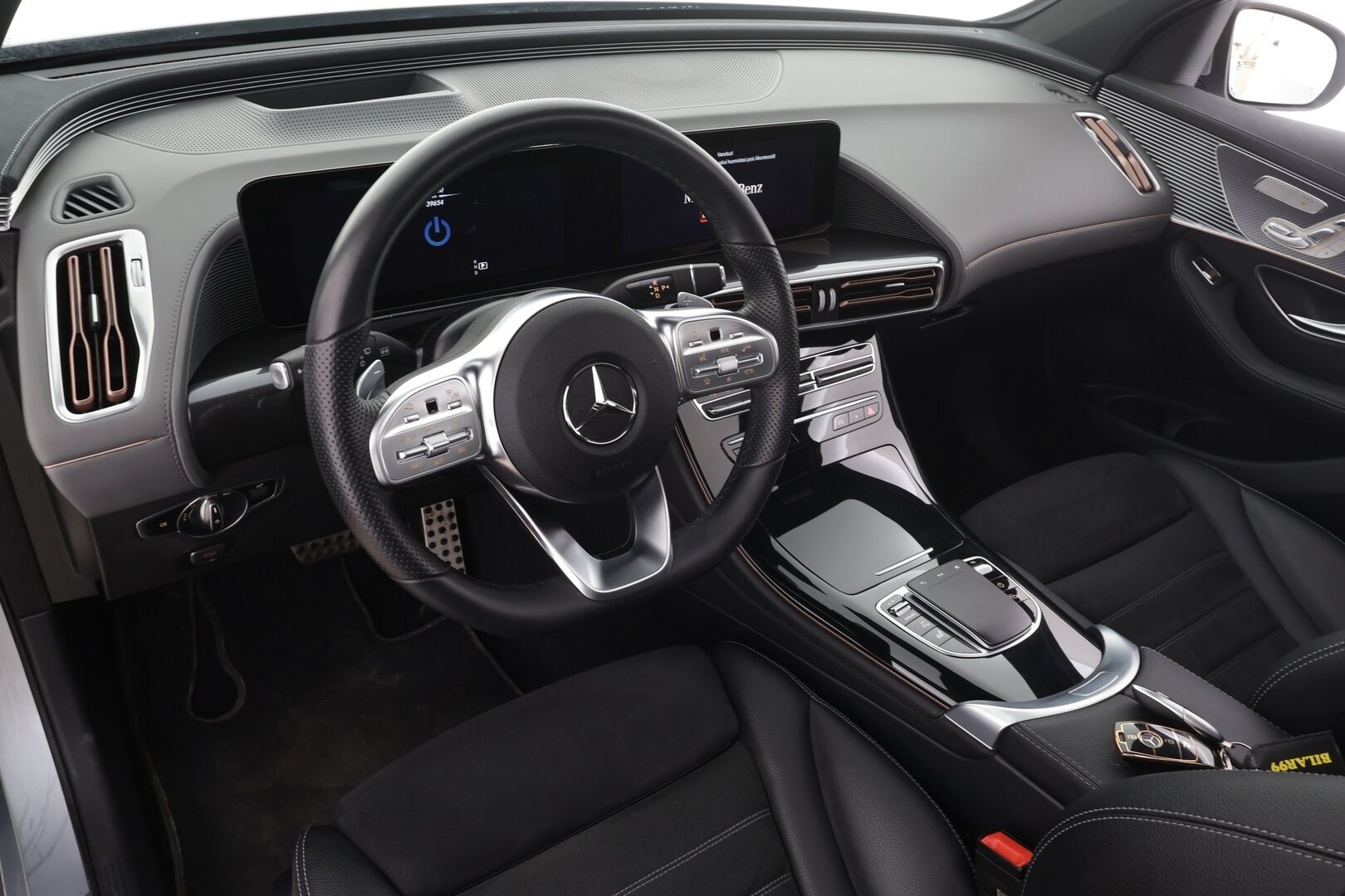 Mercedes-Benz EQC 2023 400 4MATIC Business AMG * Distronic+ / HUD / 360° / Muistipenkit / Multibeam / Midline / Lasikattoluukku / Widescreen * - Kahdet renkaat aluvanteilla