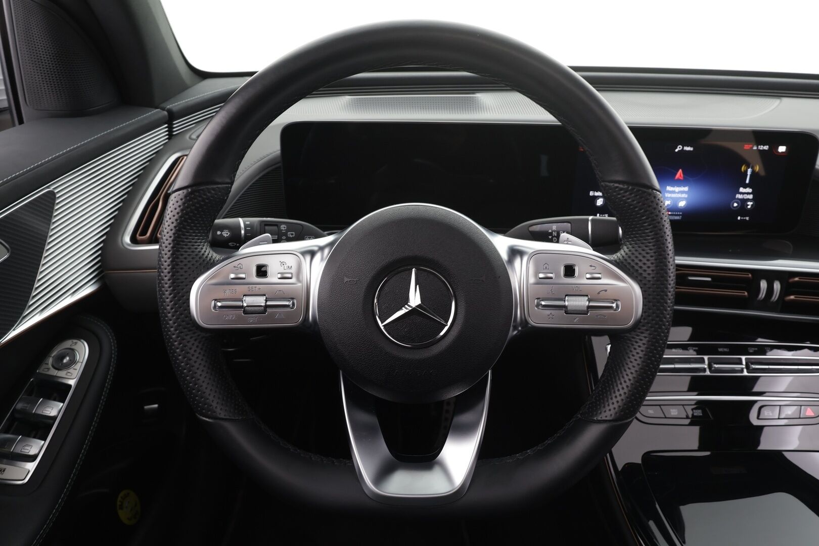 Mercedes-Benz EQC 2023 400 4MATIC Business AMG * Distronic+ / HUD / 360° / Muistipenkit / Multibeam / Midline / Lasikattoluukku / Widescreen * - Kahdet renkaat aluvanteilla