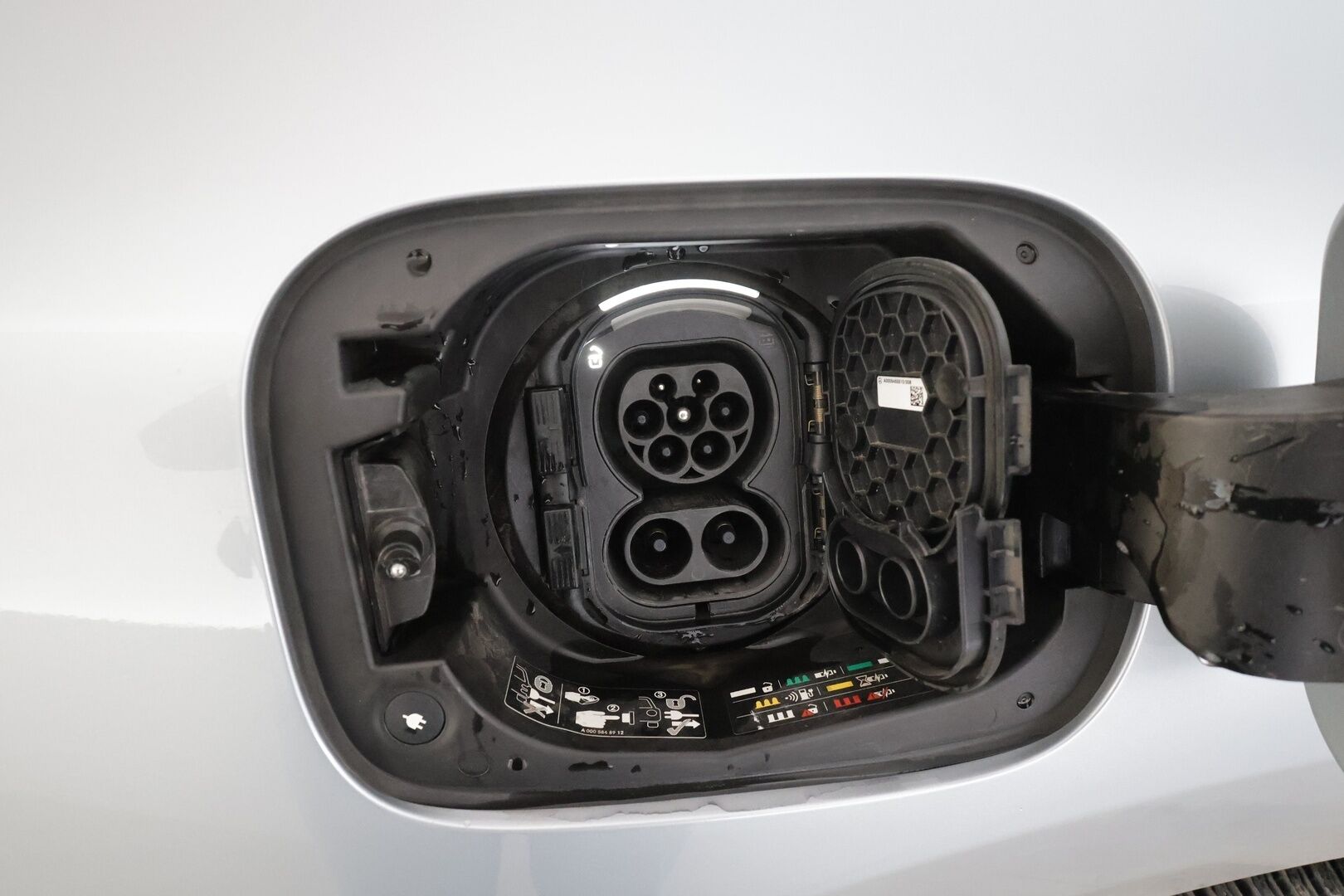 Mercedes-Benz EQC 2023 400 4MATIC Business AMG * Distronic+ / HUD / 360° / Muistipenkit / Multibeam / Midline / Lasikattoluukku / Widescreen * - Kahdet renkaat aluvanteilla