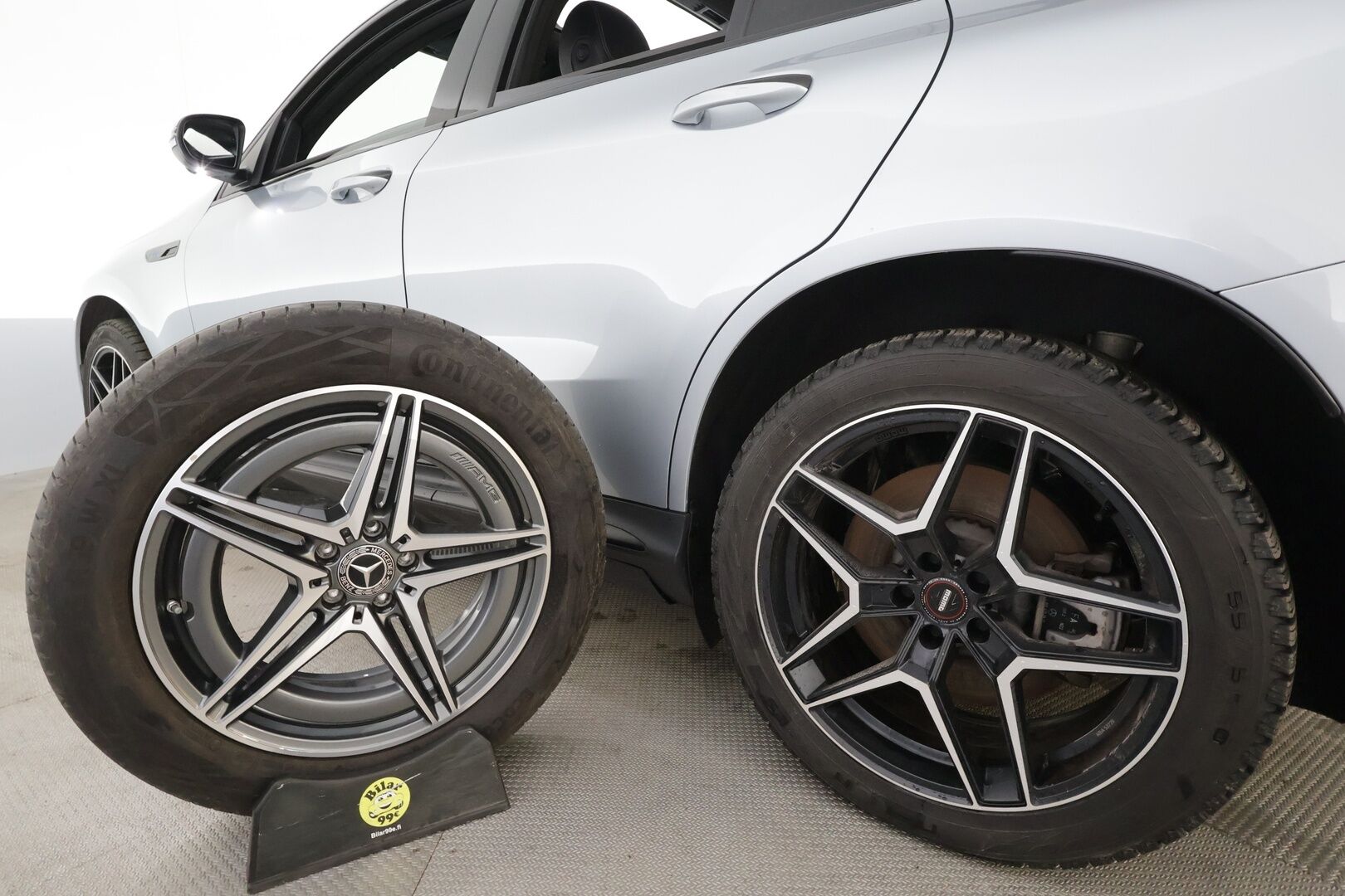 Mercedes-Benz EQC 2023 400 4MATIC Business AMG * Distronic+ / HUD / 360° / Muistipenkit / Multibeam / Midline / Lasikattoluukku / Widescreen * - Kahdet renkaat aluvanteilla