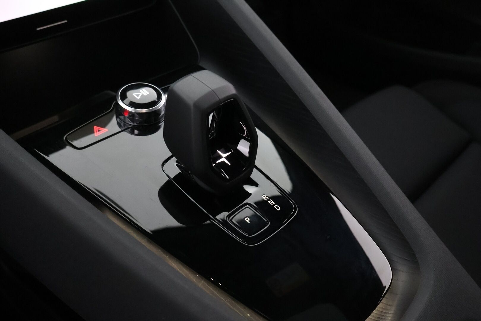 Polestar 2 2023 Long Range Dual Motor Performance, 350kW, 78kWh - 3,99 % KORKOTARJOUS TÄHÄN AUTOON - Lämpöpumppu / Pilot&Plus / Harman&Kardon / Lasikatto / Vetokoukku / 360-Kamera / Pixel-Led / Juuri saapunut Tampereelle!