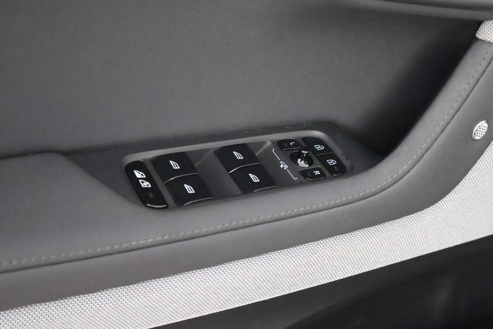 Polestar 2 2023 Long Range Dual Motor Performance, 350kW, 78kWh - 3,99 % KORKOTARJOUS TÄHÄN AUTOON - Lämpöpumppu / Pilot&Plus / Harman&Kardon / Lasikatto / Vetokoukku / 360-Kamera / Pixel-Led / Juuri saapunut Tampereelle!