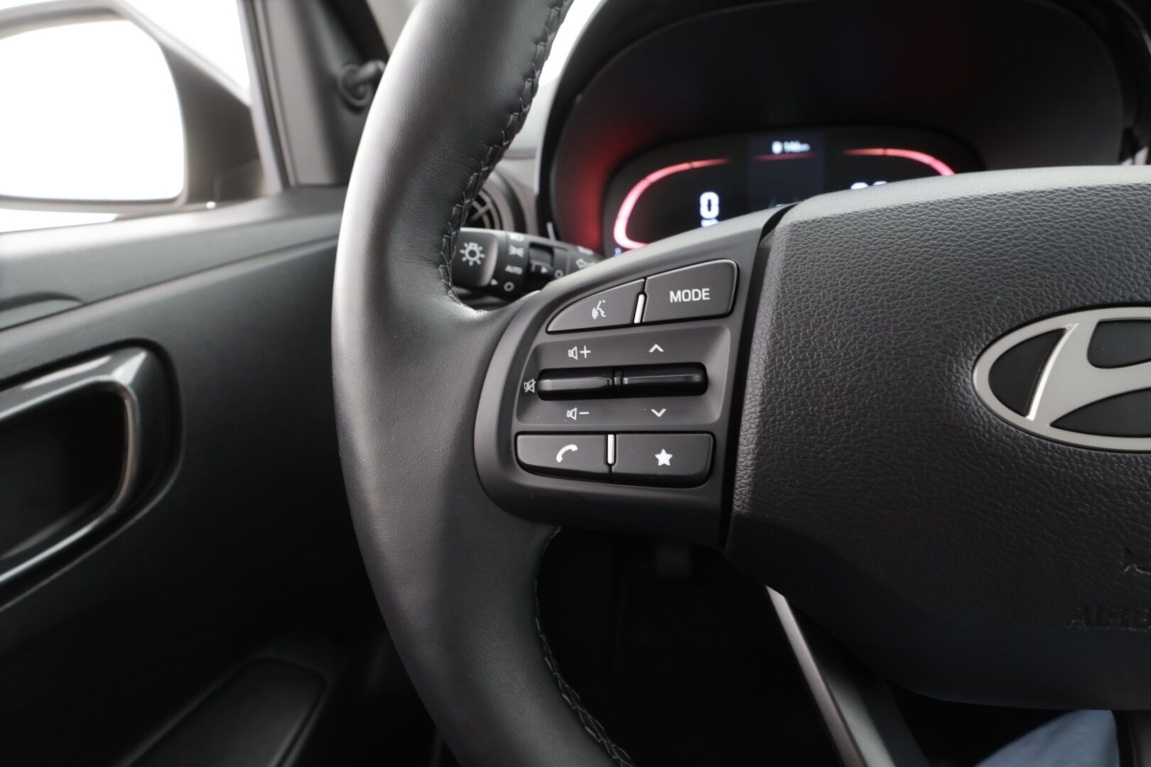 Hyundai i10 2025 1.0 MPi 63 hv 5MT Comfort MY25 - | Vakkari | P.Kamera | Navi | Digimittari | Ratinlämmitin | Apple&Android | 2x Renkaat | Tehdastakuu | Suomi-auto | Merkkihuollettu |