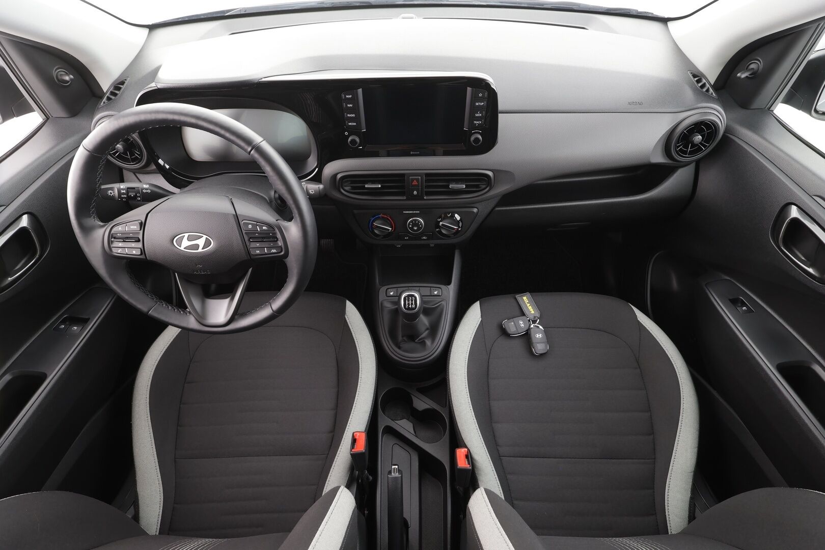 Hyundai i10 2025 1.0 MPi 63 hv 5MT Comfort MY25 - | Vakkari | P.Kamera | Navi | Digimittari | Ratinlämmitin | Apple&Android | 2x Renkaat | Tehdastakuu | Suomi-auto | Merkkihuollettu |