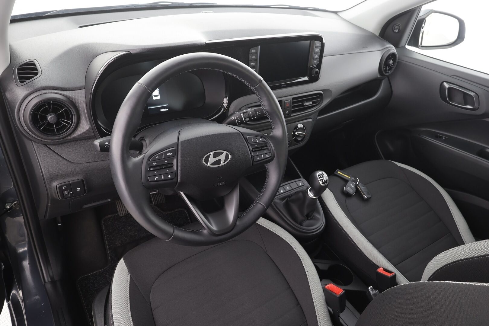 Hyundai i10 2025 1.0 MPi 63 hv 5MT Comfort MY25 - | Vakkari | P.Kamera | Navi | Digimittari | Ratinlämmitin | Apple&Android | 2x Renkaat | Tehdastakuu | Suomi-auto | Merkkihuollettu |
