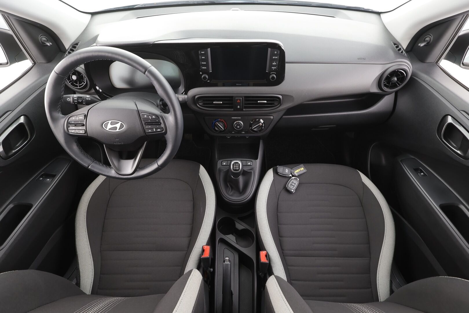 Hyundai i10 2025 1.0 MPi 63 hv 5MT Comfort MY25 - | Vakkari | P.Kamera | Navi | Digimittari | Ratinlämmitin | Apple&Android | Tehdastakuu | 2x Renkaat | Suomi-auto | Merkkihuollettu |