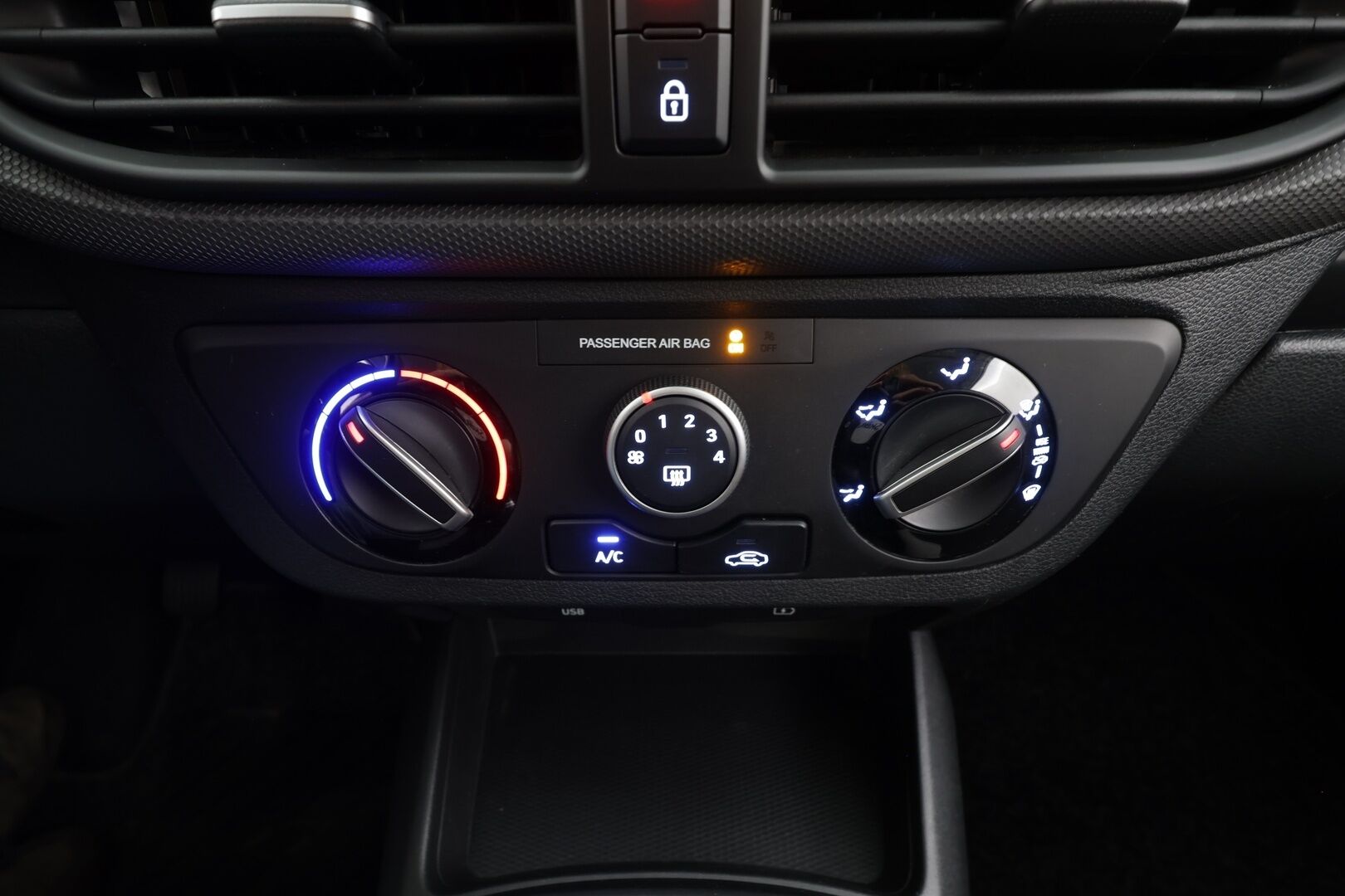 Hyundai i10 2025 1.0 MPi 63 hv 5MT Comfort MY25 - | Vakkari | P.Kamera | Navi | Digimittari | Ratinlämmitin | Apple&Android | Tehdastakuu | 2x Renkaat | Suomi-auto | Merkkihuollettu |