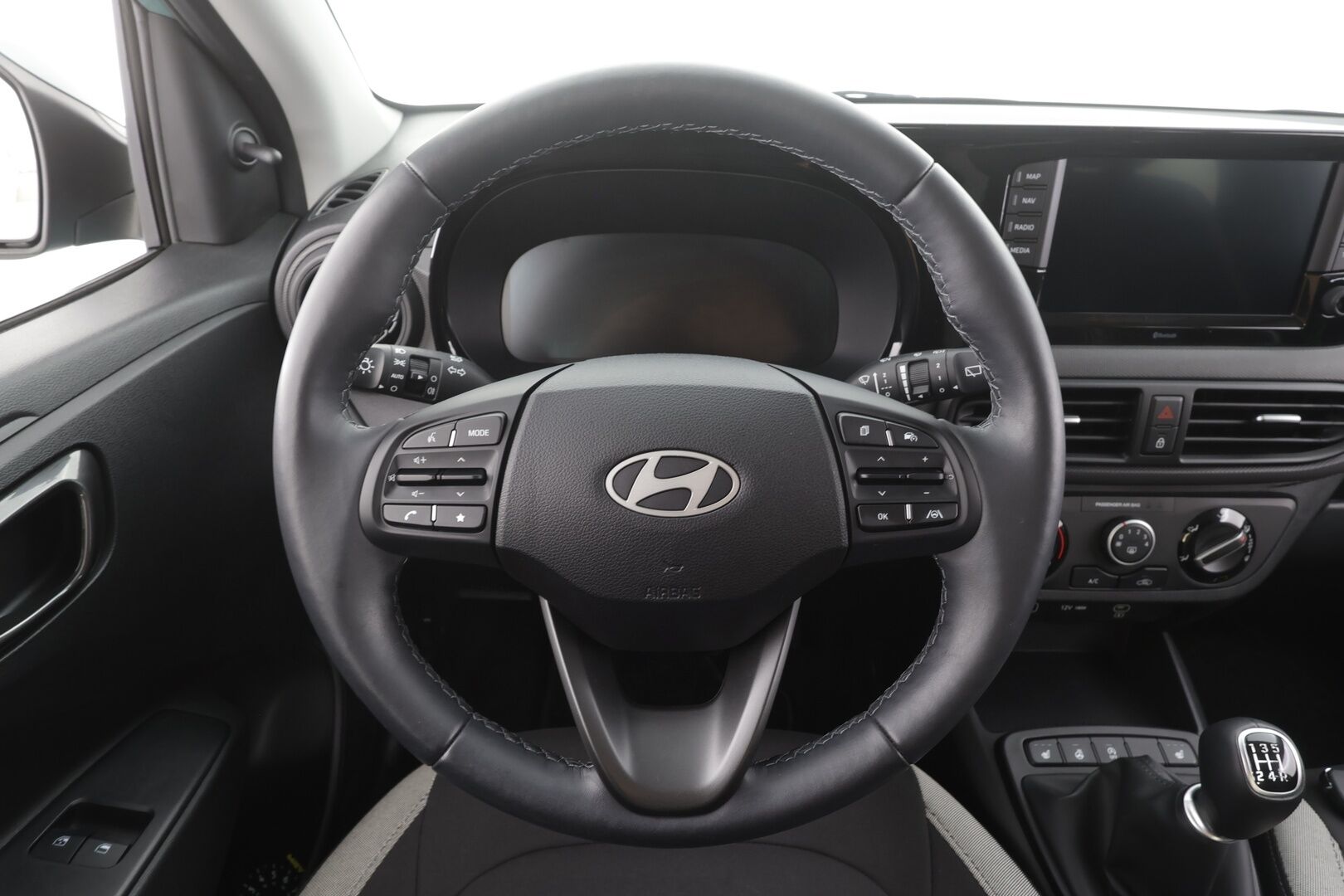 Hyundai i10 2025 1.0 MPi 63 hv 5MT Comfort MY25 - | Vakkari | P.Kamera | Navi | Digimittari | Ratinlämmitin | Apple&Android | Tehdastakuu | 2x Renkaat | Suomi-auto | Merkkihuollettu |