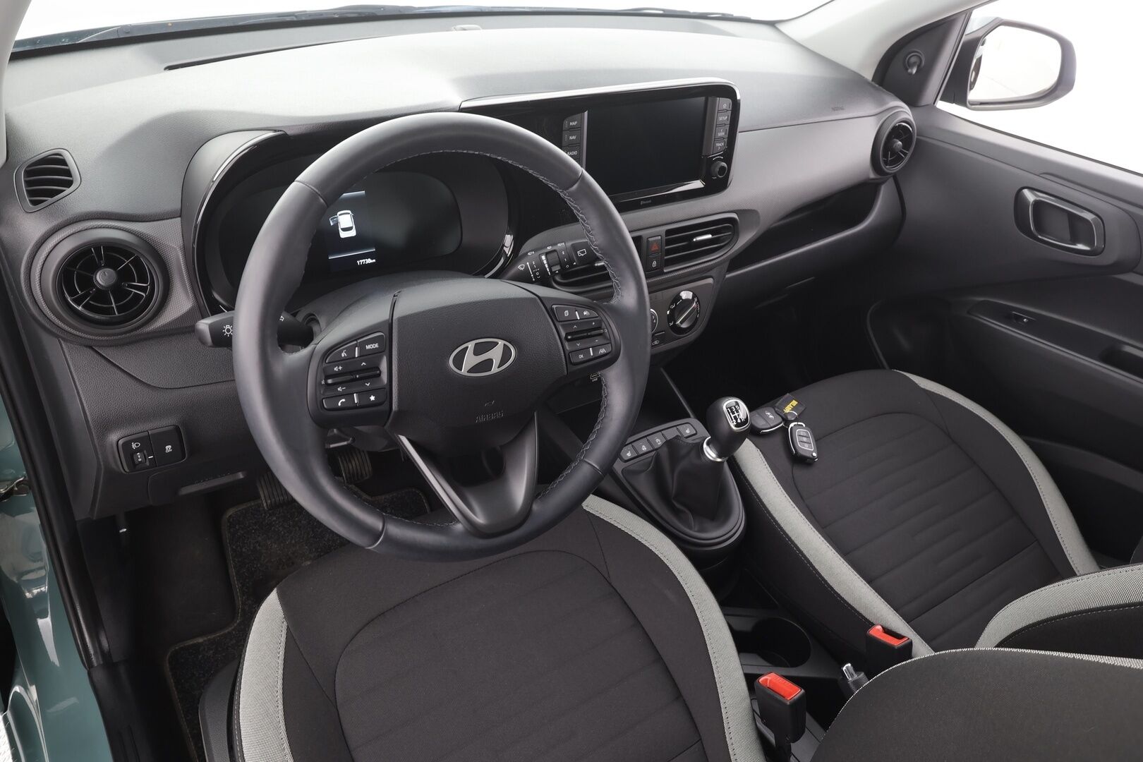 Hyundai i10 2025 1.0 MPi 63 hv 5MT Comfort MY25 - | Vakkari | P.Kamera | Navi | Digimittari | Ratinlämmitin | Apple&Android | Tehdastakuu | 2x Renkaat | Suomi-auto | Merkkihuollettu |