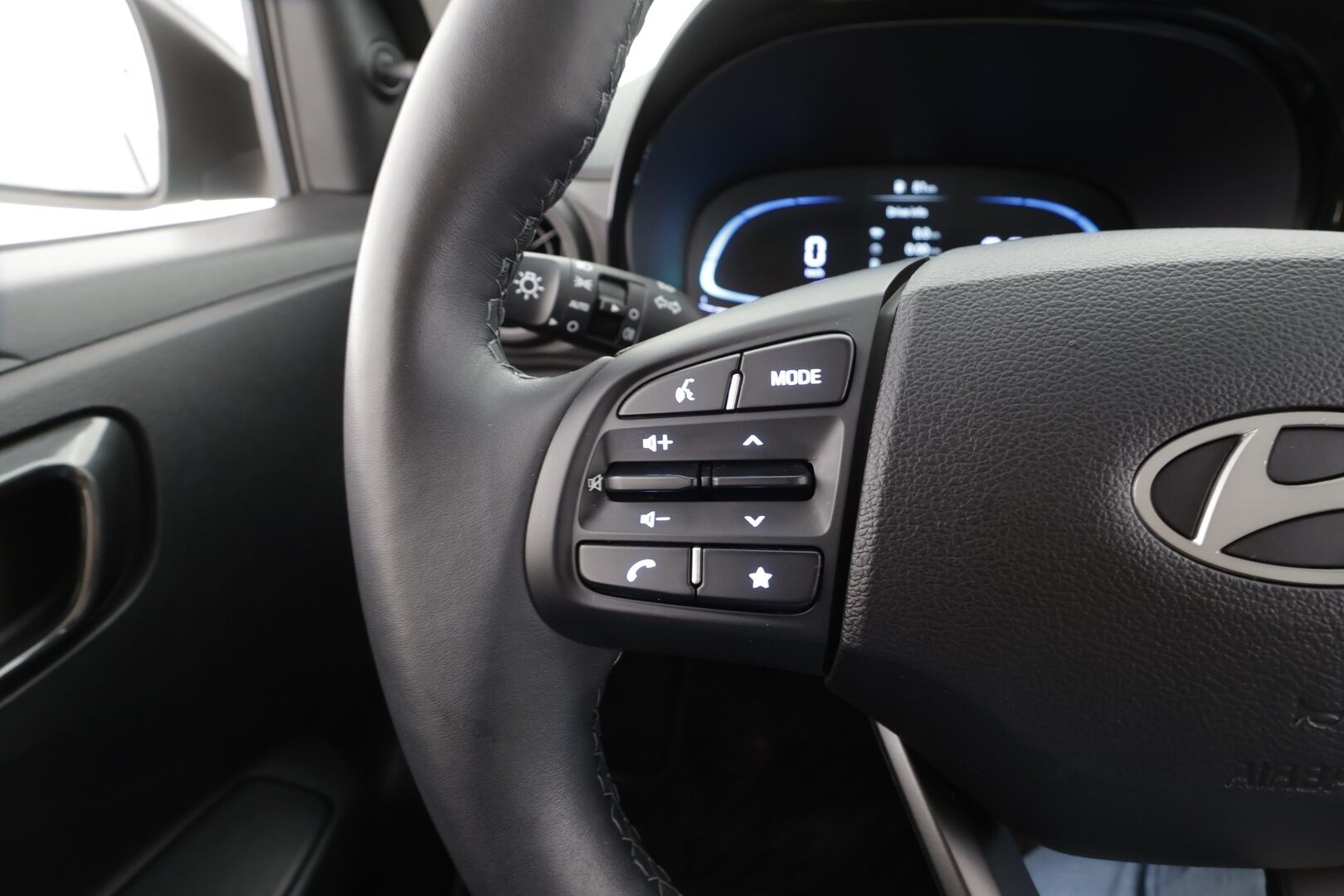 Hyundai i10 2025 1.0 MPi 63 hv 5MT Comfort MY25 - | Vakkari | P.Kamera | Navi | Digimittari | Ratinlämmitin | Apple&Android | Tehdastakuu | 2x Renkaat | Suomi-auto | Merkkihuollettu |