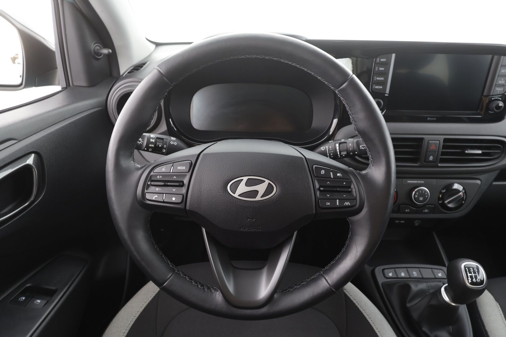 Hyundai i10 2025 1.0 MPi 63 hv 5MT Comfort MY25 - | Vakkari | P.Kamera | Navi | Digimittari | Ratinlämmitin | Apple&Android  | 2x Renkaat | Tehdastakuu | Suomi-auto | Merkkihuollettu |