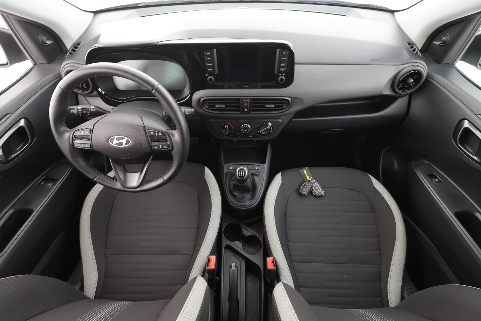 Hyundai i10 2025 1.0 MPi 63 hv 5MT Comfort MY25 - | Vakkari | P.Kamera | Navi | Digimittari | Ratinlämmitin | Apple&Android  | 2x Renkaat | Tehdastakuu | Suomi-auto | Merkkihuollettu |