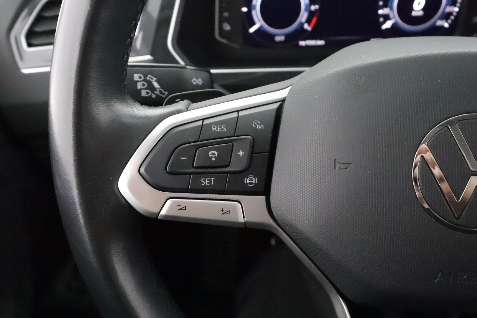 Volkswagen Tiguan 2022 Style Business eHybrid 180 kW DSG-automaatti - | ACC | Koukku | P. Kamera | IQ Light | ErgoActive | Keyless | Digimittaristo | Lane Assist | Side Assist | 2x renkaat aluin | Merkkihuollot |