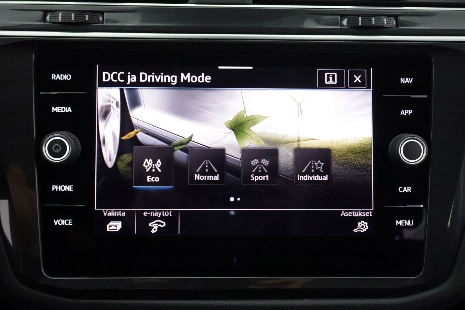 Volkswagen Tiguan 2022 Style Business eHybrid 180 kW DSG-automaatti - | ACC | Koukku | P. Kamera | IQ Light | ErgoActive | Keyless | Digimittaristo | Lane Assist | Side Assist | 2x renkaat aluin | Merkkihuollot |