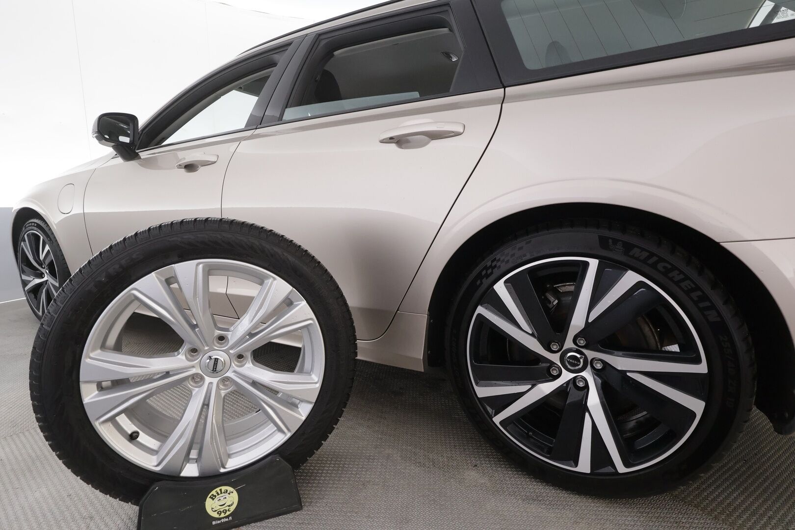 Volvo V90 2025 T8 AWD Long Range High Performance Plus Dark aut - | Pilot assist | Koukku | Muistipenkit | H/K | Full-LED | P.kamera | Sporttinahat | Ratinlämmitys | Keyless | Apple&Android | 1.Om Suomi-auto | Kahdet Renkaat | Merkkihuollettu |