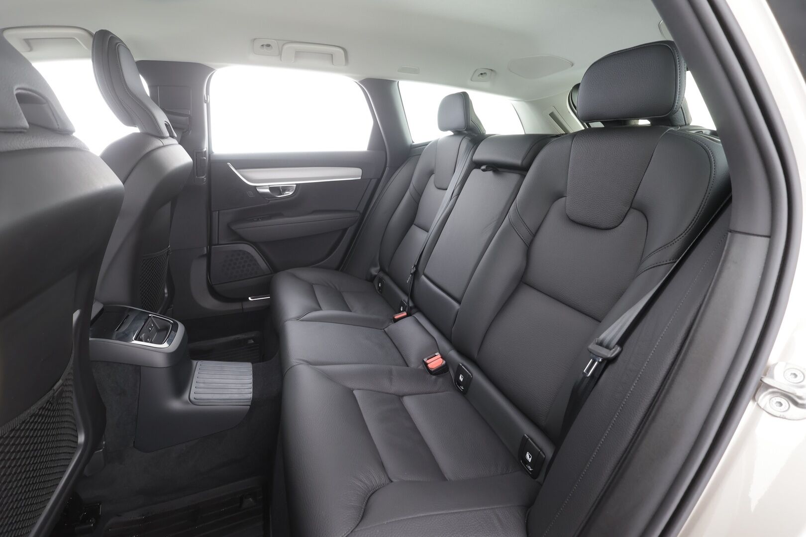 Volvo V90 2025 T8 AWD Long Range High Performance Plus Dark aut - | Pilot assist | Koukku | Muistipenkit | H/K | Full-LED | P.kamera | Sporttinahat | Ratinlämmitys | Keyless | Apple&Android | 1.Om Suomi-auto | Kahdet Renkaat | Merkkihuollettu |