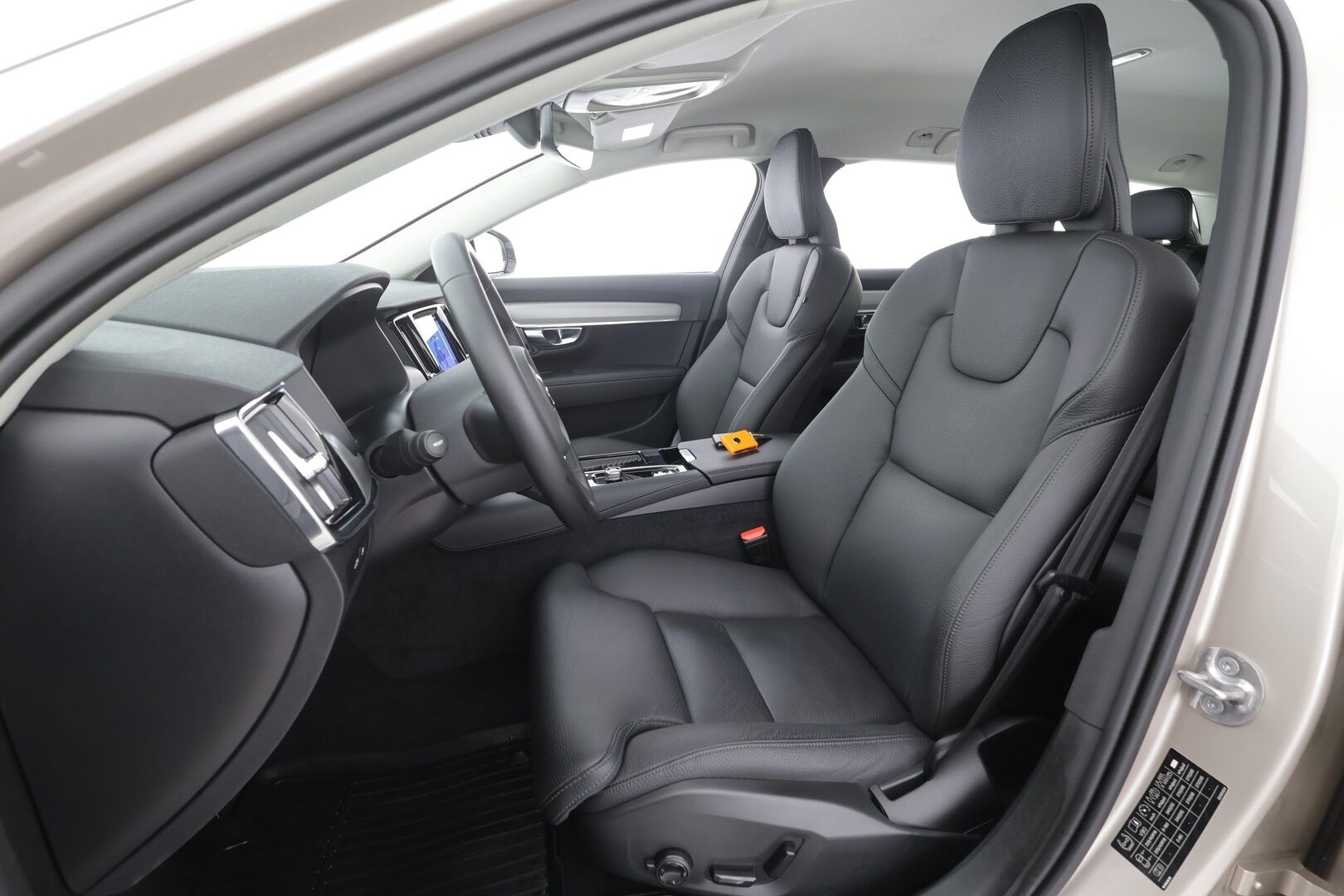 Volvo V90 2025 T8 AWD Long Range High Performance Plus Dark aut - | Pilot assist | Koukku | Muistipenkit | H/K | Full-LED | P.kamera | Sporttinahat | Ratinlämmitys | Keyless | Apple&Android | 1.Om Suomi-auto | Kahdet Renkaat | Merkkihuollettu |