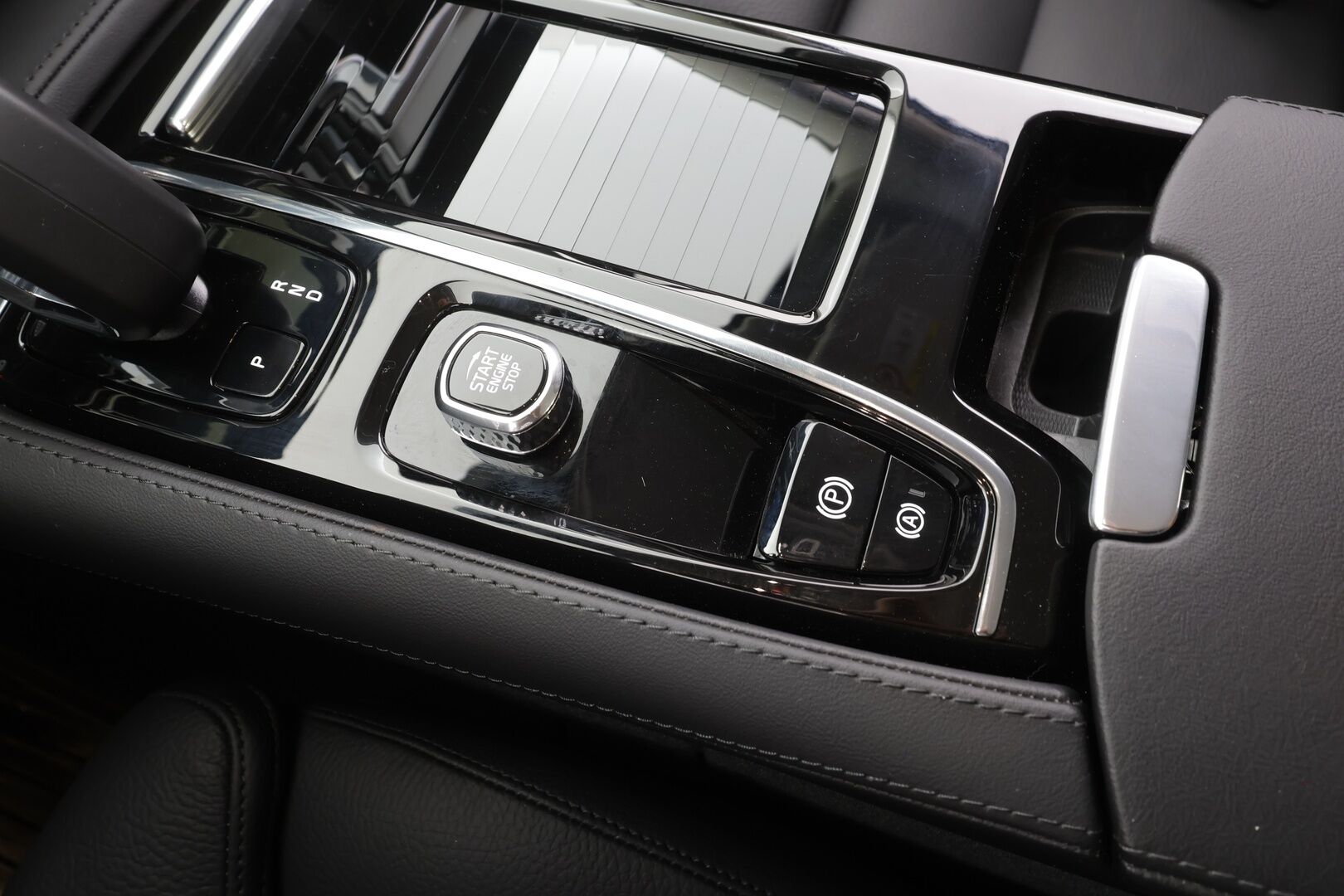Volvo V90 2025 T8 AWD Long Range High Performance Plus Dark aut - | Pilot assist | Koukku | Muistipenkit | H/K | Full-LED | P.kamera | Sporttinahat | Ratinlämmitys | Keyless | Apple&Android | 1.Om Suomi-auto | Kahdet Renkaat | Merkkihuollettu |