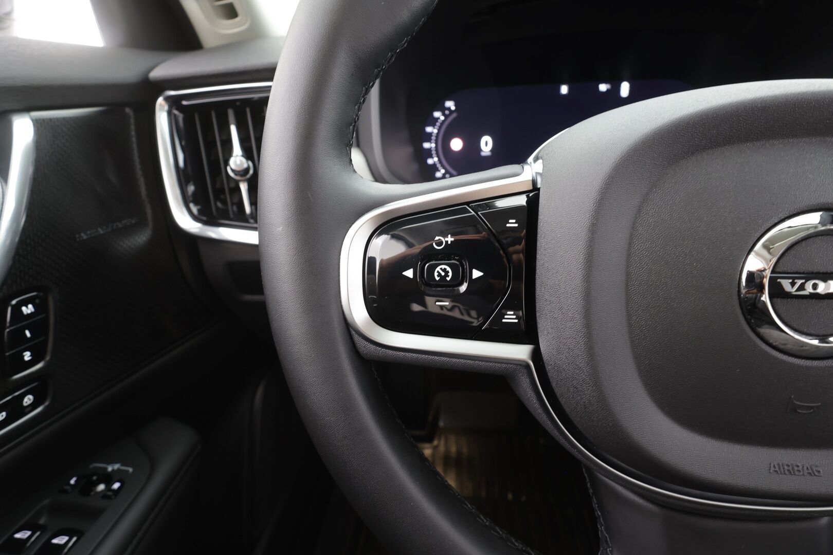 Volvo V90 2025 T8 AWD Long Range High Performance Plus Dark aut - | Pilot assist | Koukku | Muistipenkit | H/K | Full-LED | P.kamera | Sporttinahat | Ratinlämmitys | Keyless | Apple&Android | 1.Om Suomi-auto | Kahdet Renkaat | Merkkihuollettu |