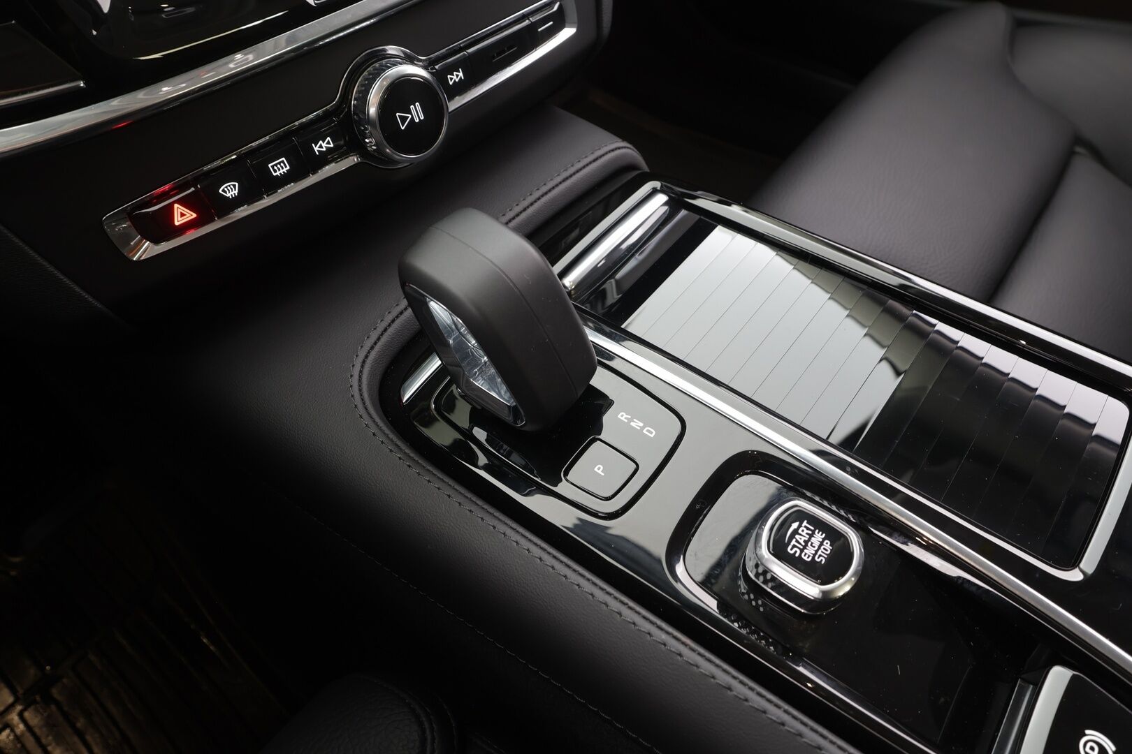 Volvo V90 2025 T8 AWD Long Range High Performance Plus Dark aut - | Pilot assist | Koukku | Muistipenkit | H/K | Full-LED | P.kamera | Sporttinahat | Ratinlämmitys | Keyless | Apple&Android | 1.Om Suomi-auto | Kahdet Renkaat | Merkkihuollettu |